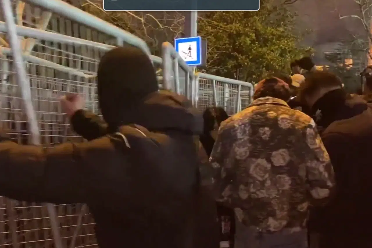 Saraçhane'de polis bariyerlerine saldıran maskeli 35 şüpheli gözaltında