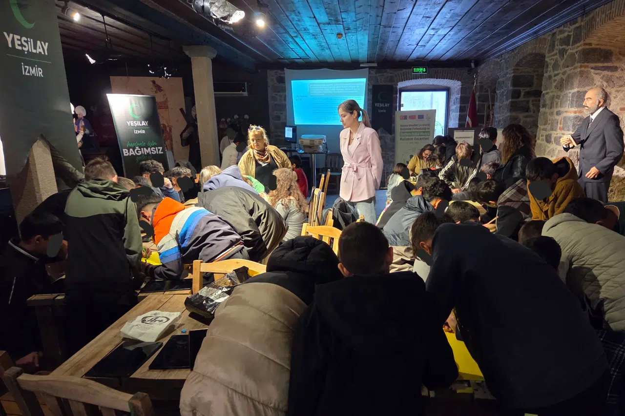 Yeşilay İzmir'den koruma altındaki çocuklara dijital bağımlılık eğitimi