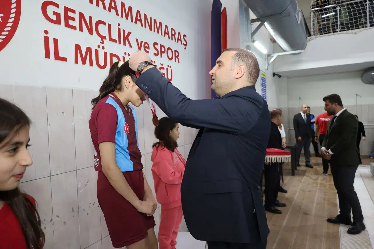 Minik ve küçük kulaçlar havuzda yarıştı: Dereceler belli oldu