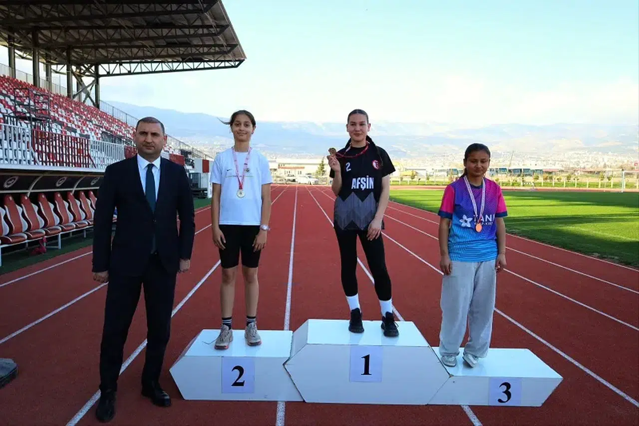 Genç Sporcular Pistte Yarıştı, Ödüller Verildi