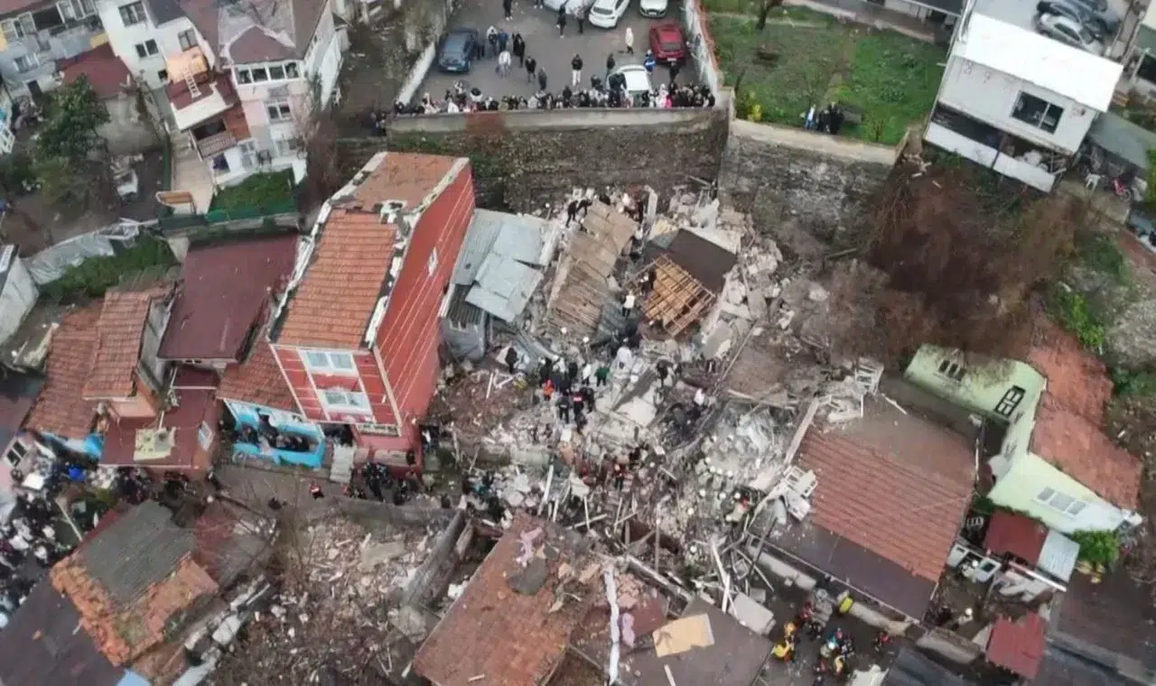 Fatih'te iki bina çöktü, 5 kişi enkaz altında kaldı