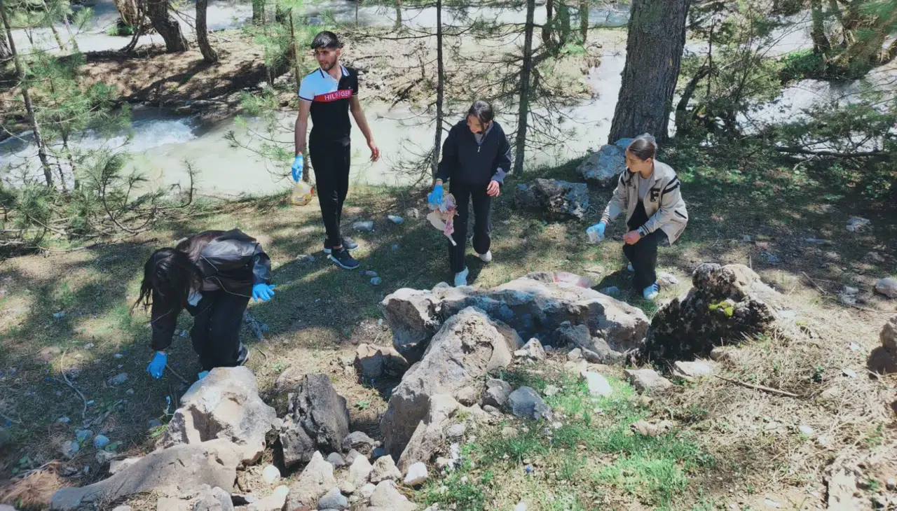 GEBEN’İN GENÇ MUHAFIZLARI DOĞA İÇİN EL ELE VERDİ: MİLLİ PARK PIRIL PIRIL!