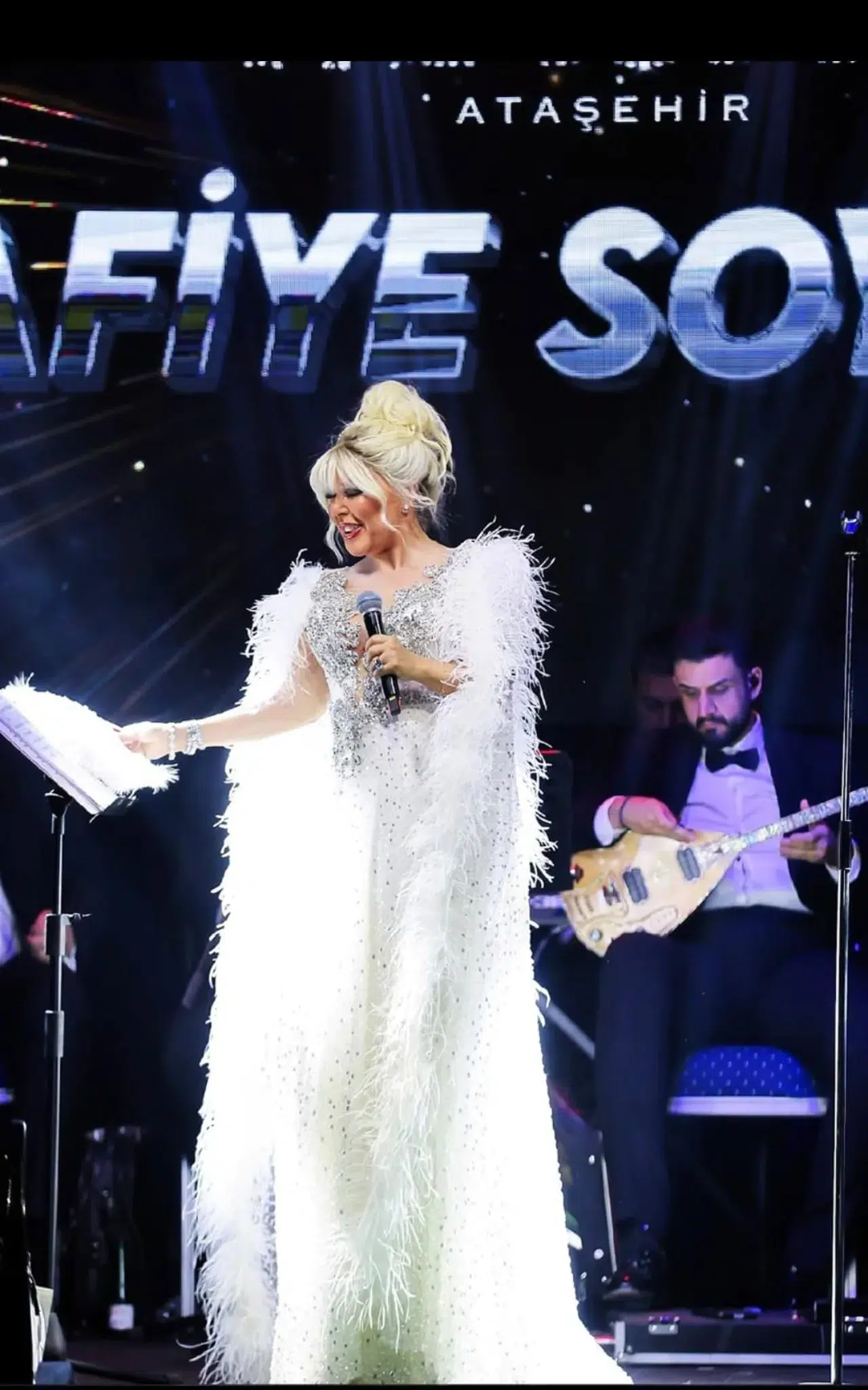 Safiye Soyman Sahneye Masalsı Kostümüyle Damga Vurdu