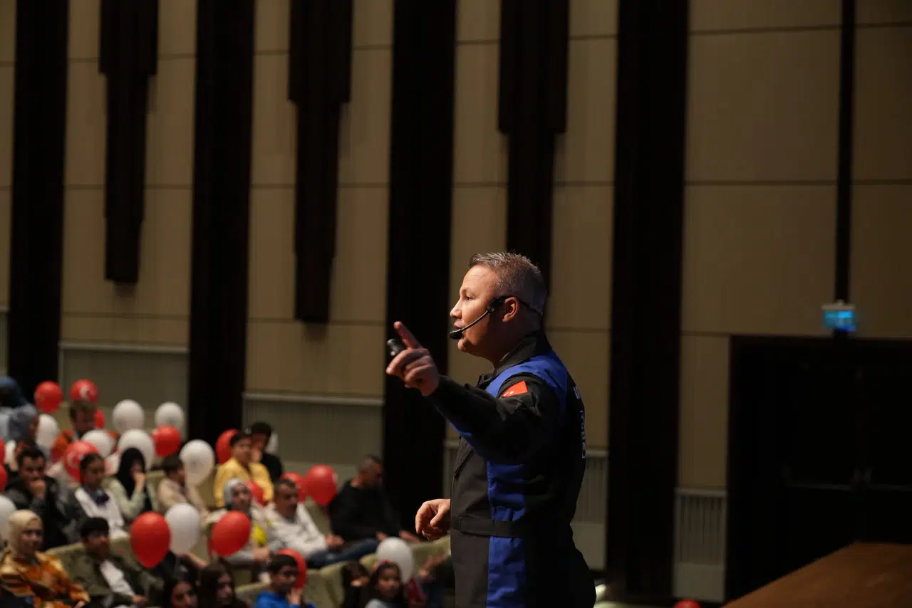 İlk Türk Astronot Gezeravcı Çocuklarla Buluştu