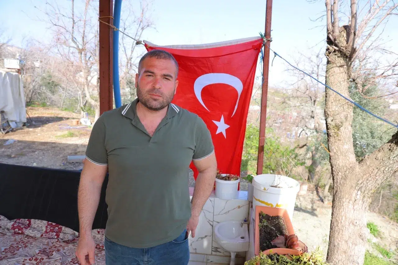 Silah Seslerini Duydu Gözünü Kırpmadan Okula Koştu