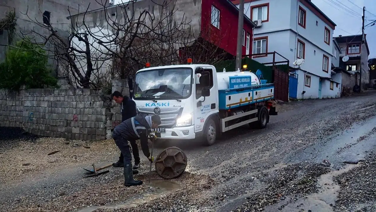 Büyükşehir Belediyesi, Yağışların Ardından Trafik Arterlerine Hızla Müdahale Etti!