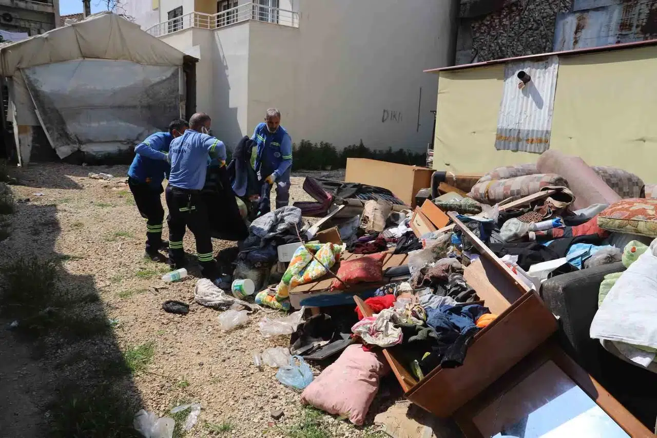 Sahipsiz evde temizlik: 1 kamyon atık toplandı!