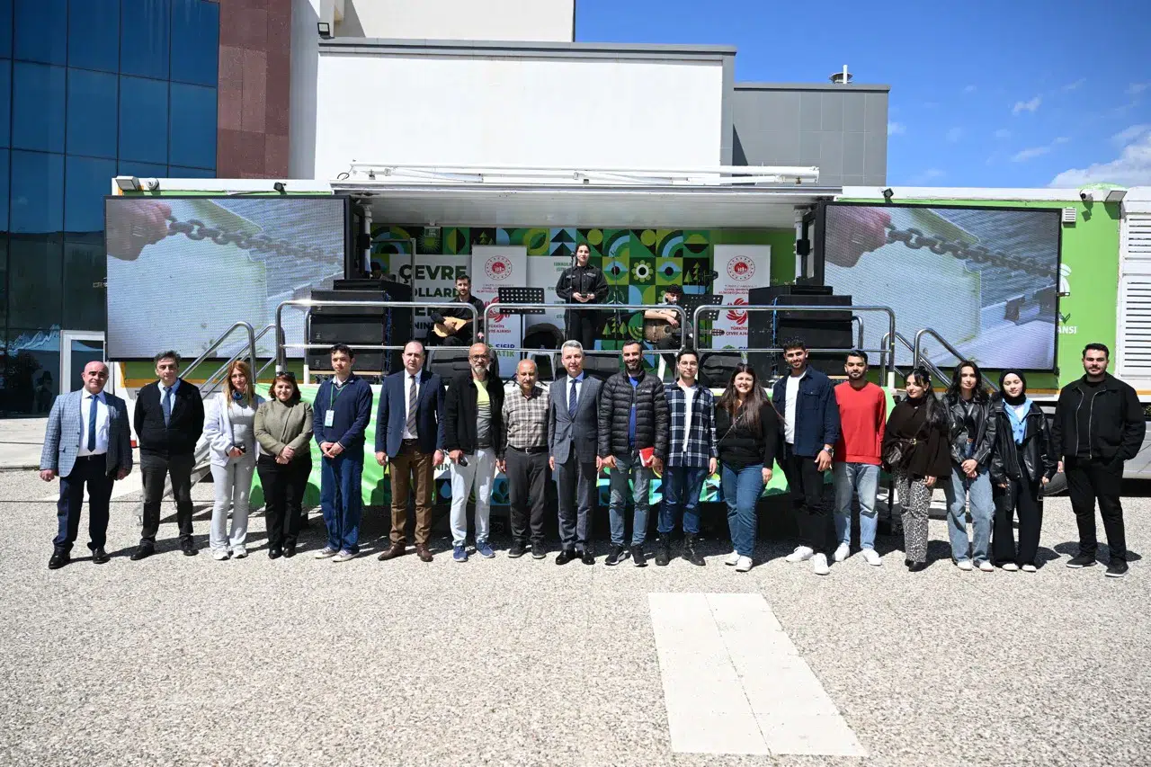 Rektör Okumuş, Yeşil Kampüs Festivali Kapsamında Stantları Ziyaret Etti