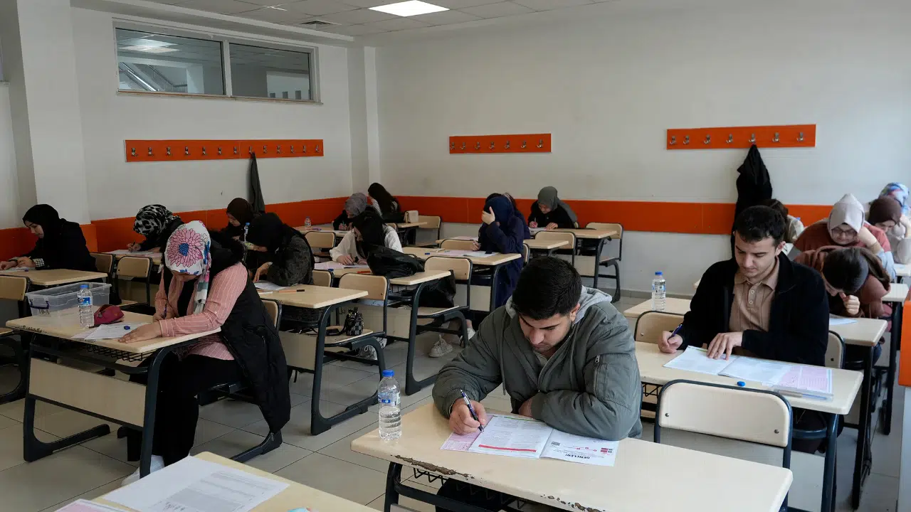 Gençler, Büyükşehir'in Deneme Sınavlarıyla Sınav Heyecanını Yaşıyor!