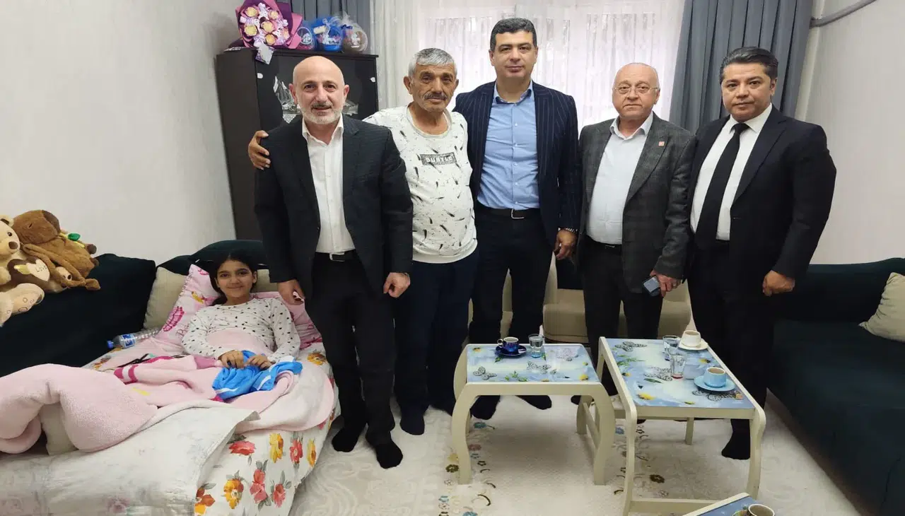 Zorlu Süreci Aşan Genç Kıza Moral Veren Jest