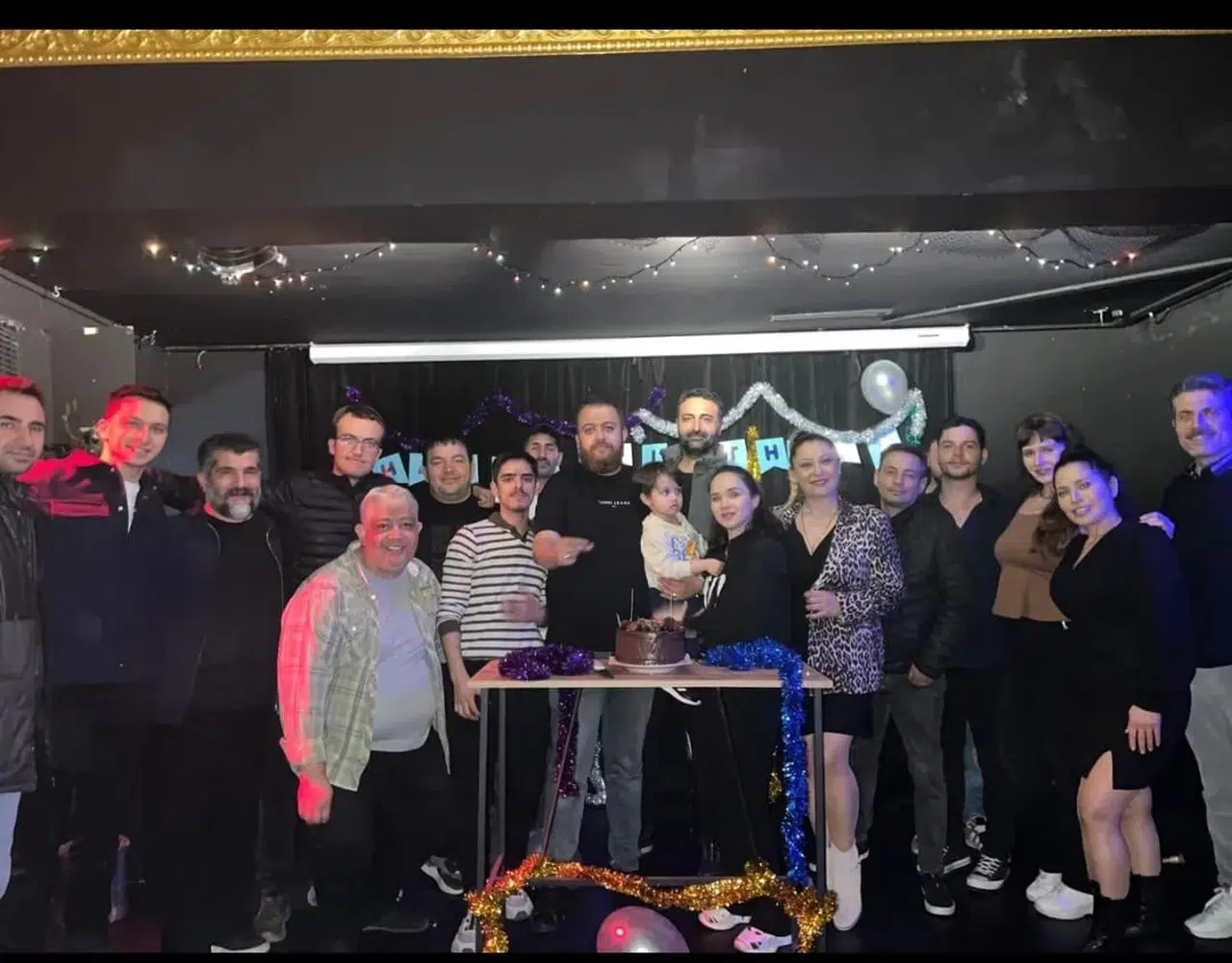 Ünlü Yapımcıdan Sahne Üzerinde Çifte Kutlama