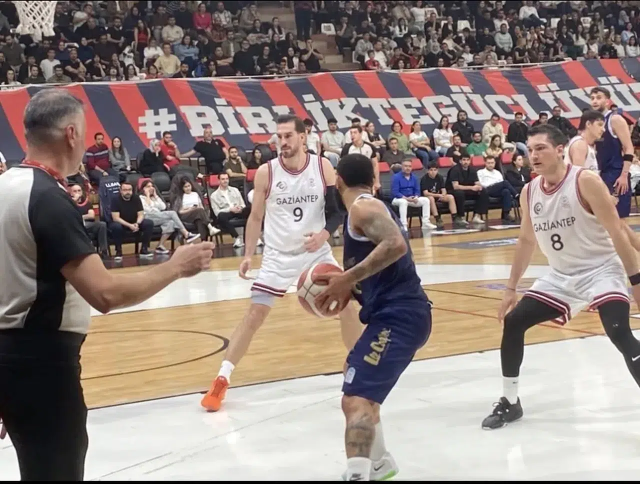 İstiklal Basketbol Deplasmanda Avantajı Kaptı: Üçüncü Çeyrek Sonuc