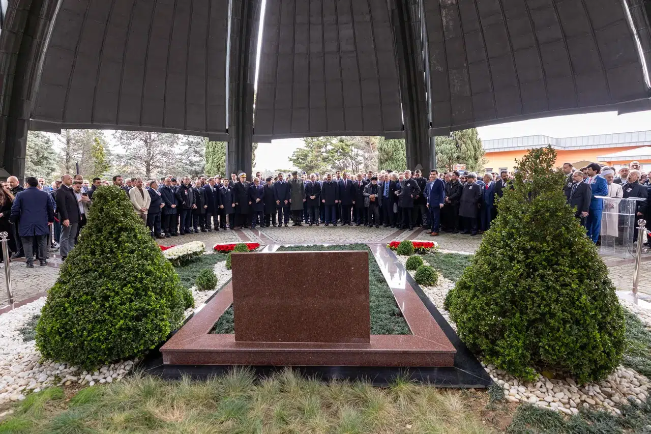 Turgut Özal Dualarla Anıldı, Protokol Kabri Başında Buluştu