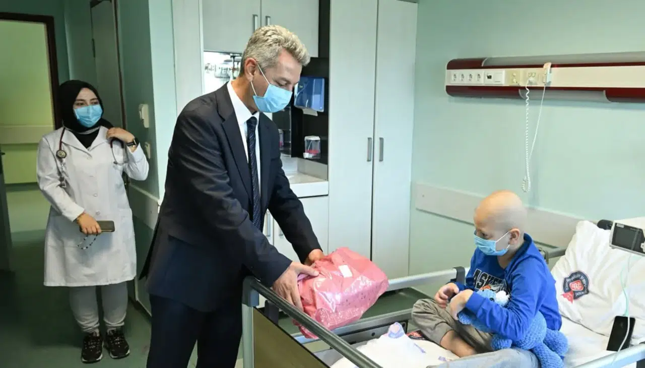 Rektör Okumuş’tan Minik Hastalara 23 Nisan Ziyareti