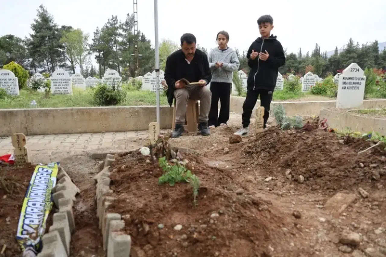 Silahlı saldırıda hayatını kaybeden çocukların mezarlarında gözyaşı hakim