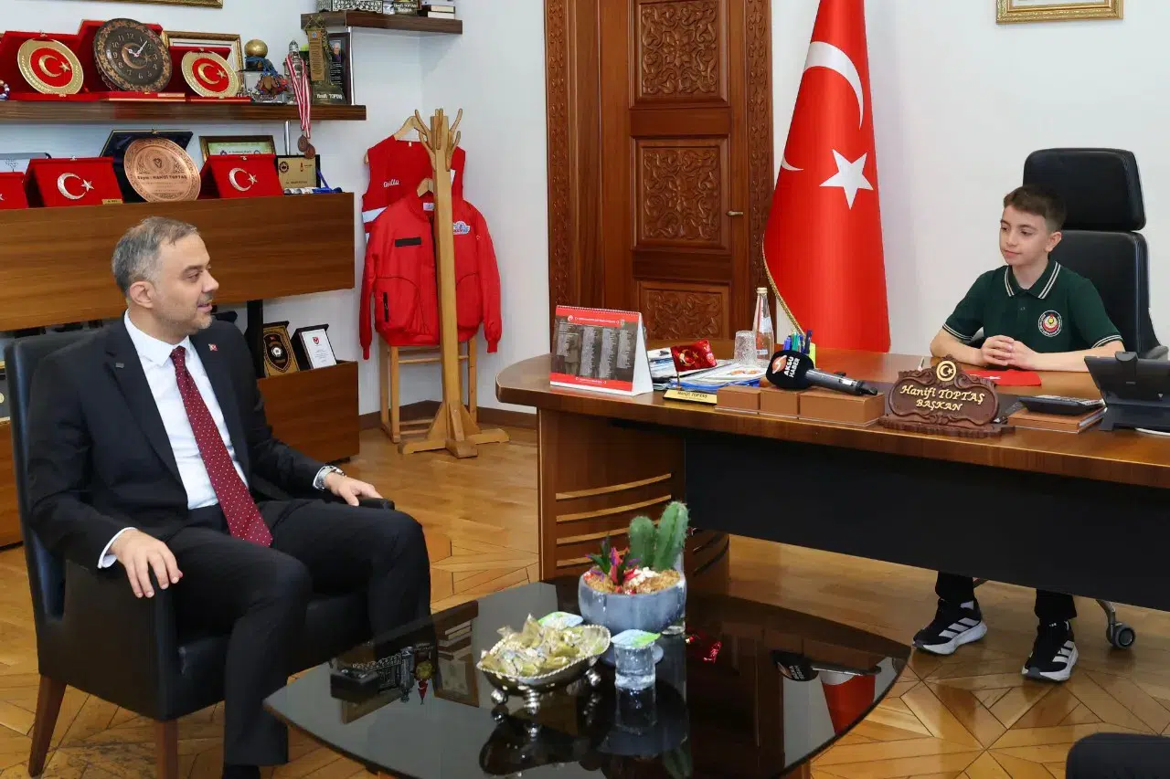 Başkan Hanifi Toptaş, 23 Nisan'da görevi minik Halil Sami'ye bıraktı!