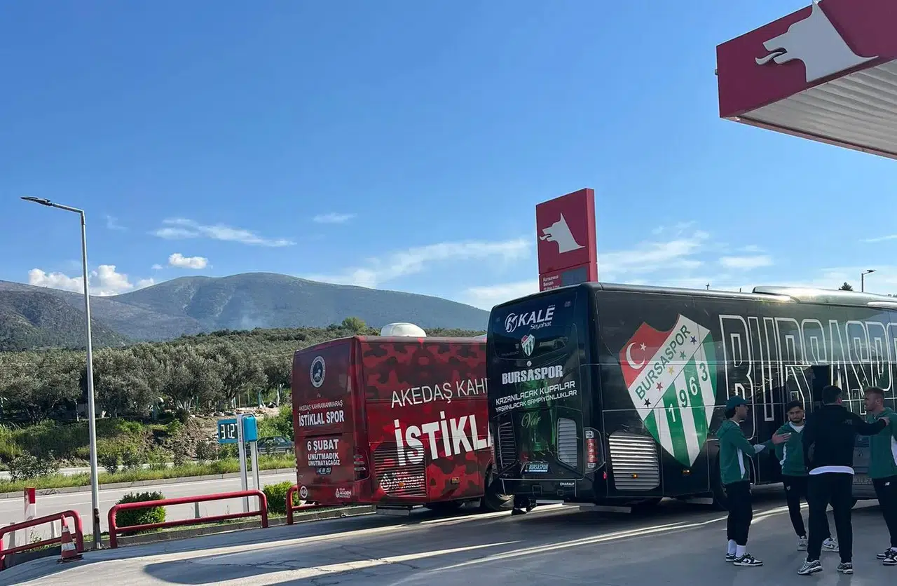 Bursaspor ile İstiklalspor Otobüsleri İzmir’de Karşılaştı