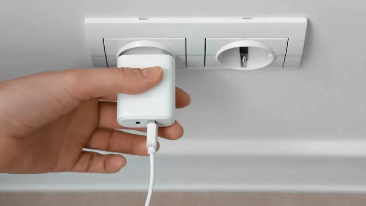 Şarj cihazınızı asla fişten çekmezseniz ne olur: Elektrikçilerin cevabı