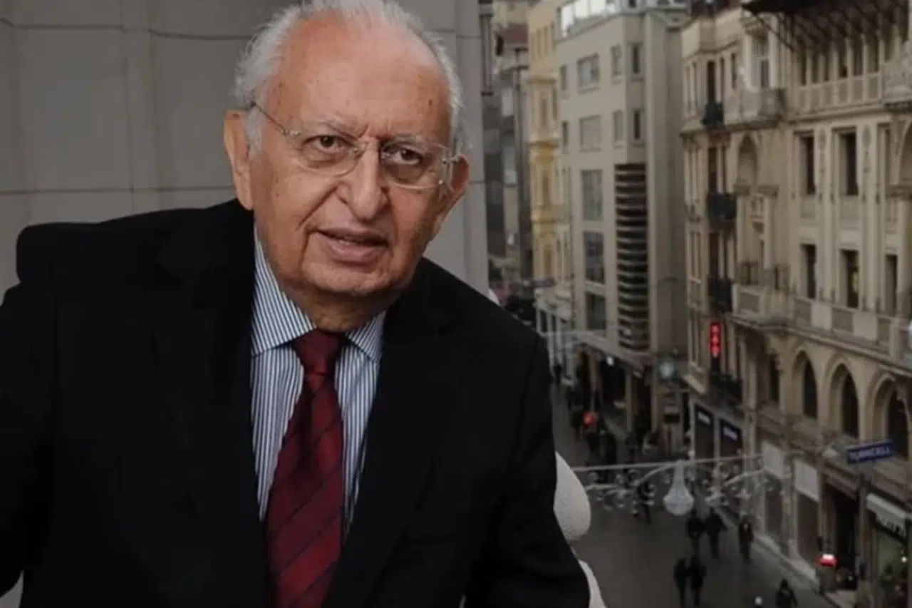 Türk Siyasi Arenasının Önemli İsimlerinden Hüsamettin Cindoruk Hayatını Kaybetti