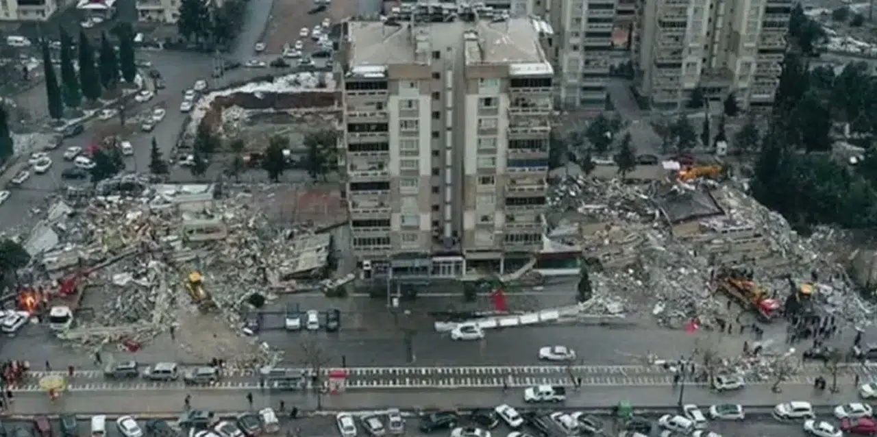 Depremde 115 kişiye mezar olan sitenin müteahhidi tahliye edildi