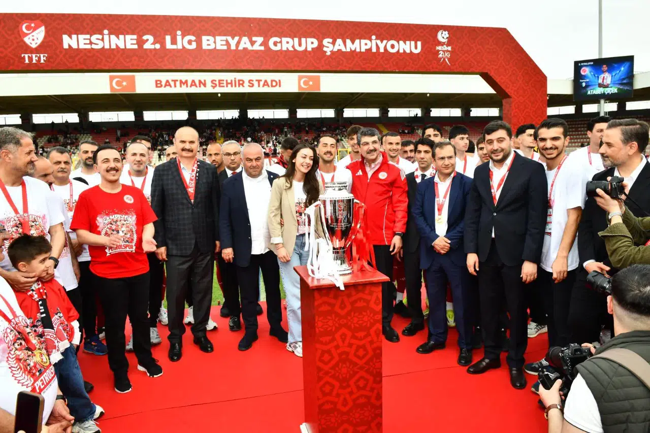 Batman Petrolspor Şampiyonluk Kupasını Görkemli Törenle Aldı
