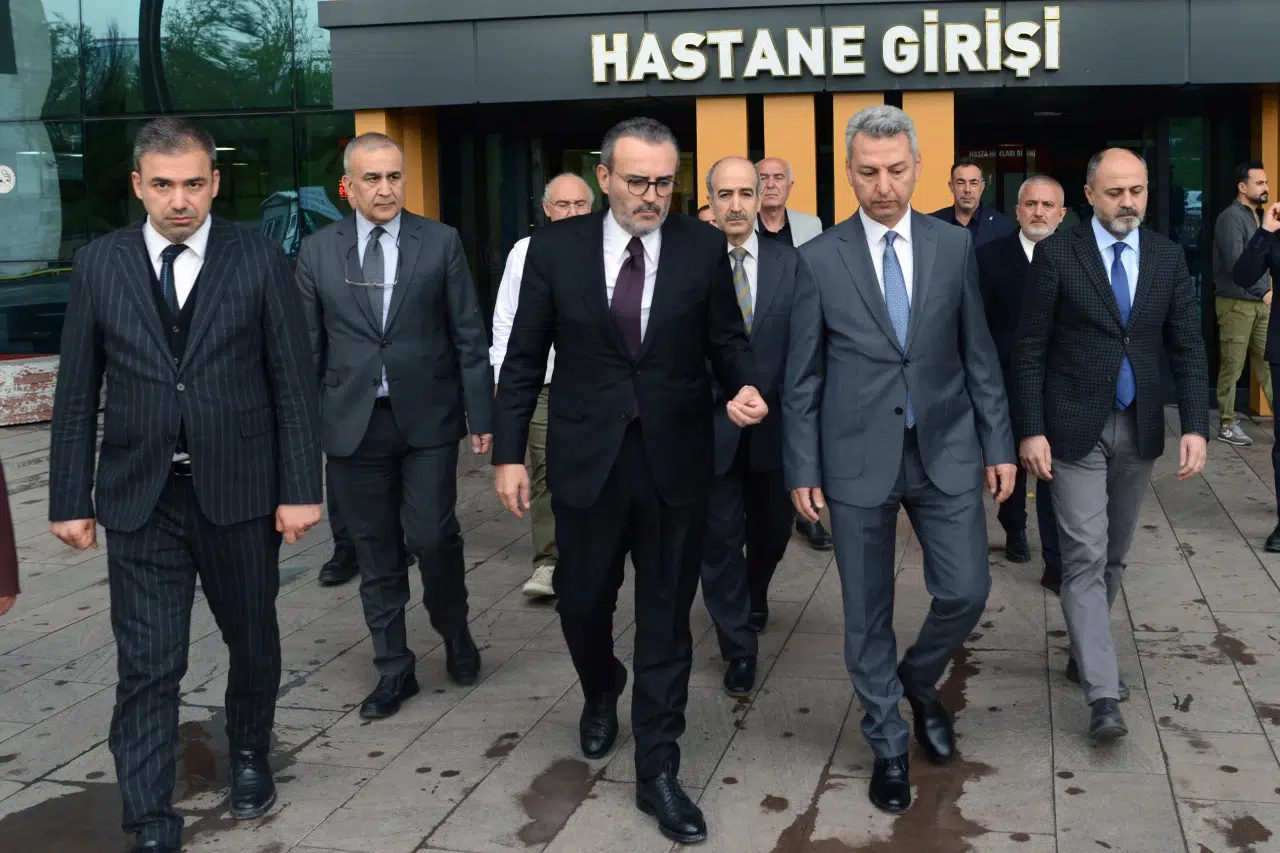 Mahir Ünal ve protokol üyeleri hastanede ailelerle!