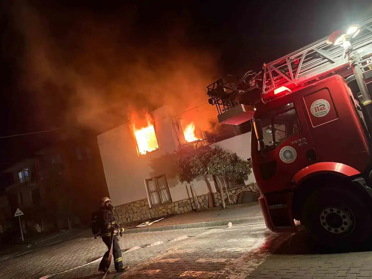Gece Yangını Paniği: İki Çocuk Hastaneye Kaldırıldı