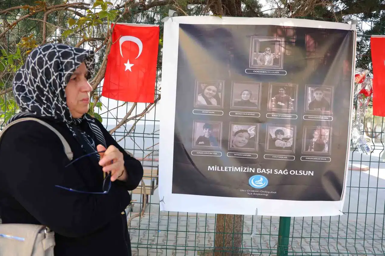 Saldırı Olan Okul Önünde Kur’an Okuyup Dua Etti