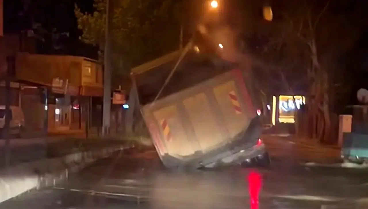 Bir Anda Oldu: Kamyon Yolda Asılı Kaldı