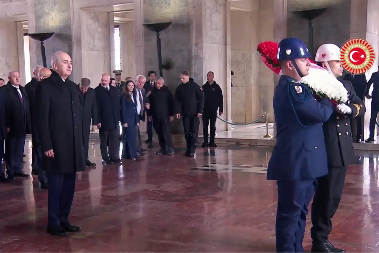 TBMM'den 'Egemenlik Milletindir' Mesajı: Devlet Protokolü Ata'nın Huzurunda Birleşti