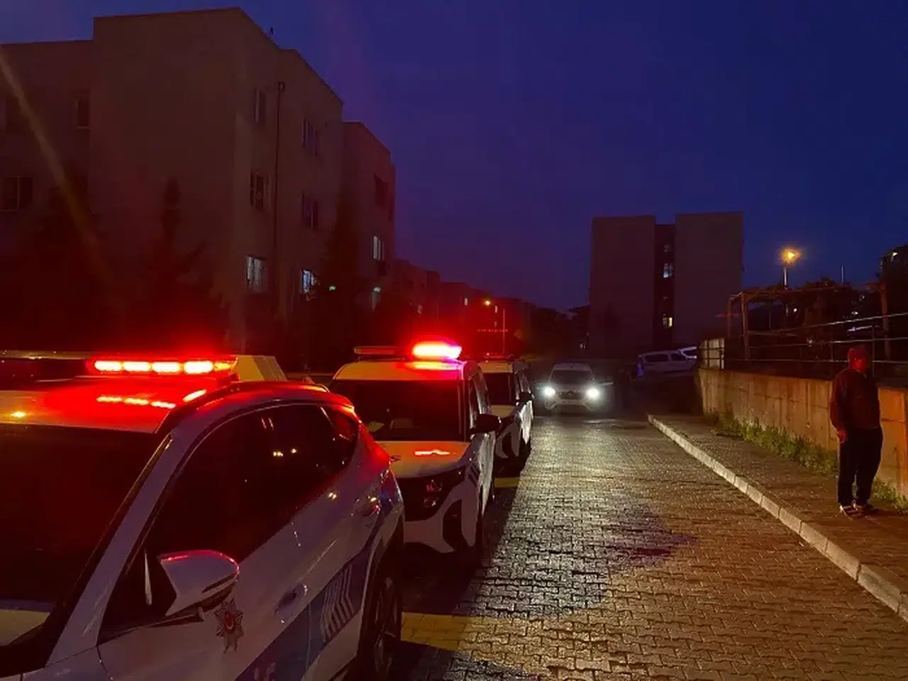 Karataş TOKİ’de Silahlı Gerginlik: Şüpheli Kıskıvrak Yakalandı