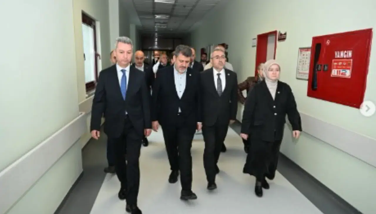 Milletvekillerinden Hastanedeki Öğrencilere Moral Ziyareti