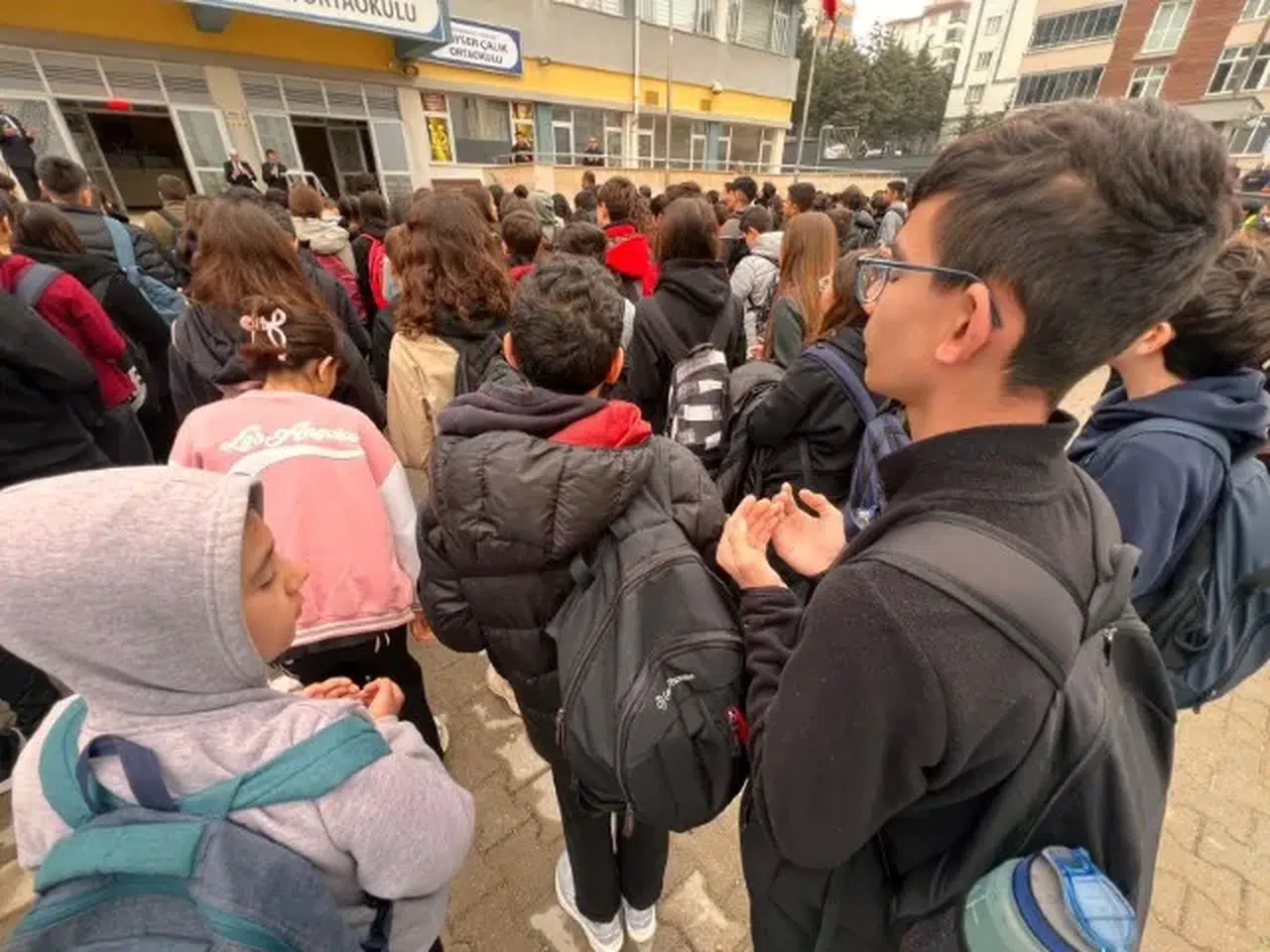 Öğrencilerden Kaybettikleri Arkadaşları ve Öğretmeni İçin Dua Ettiler