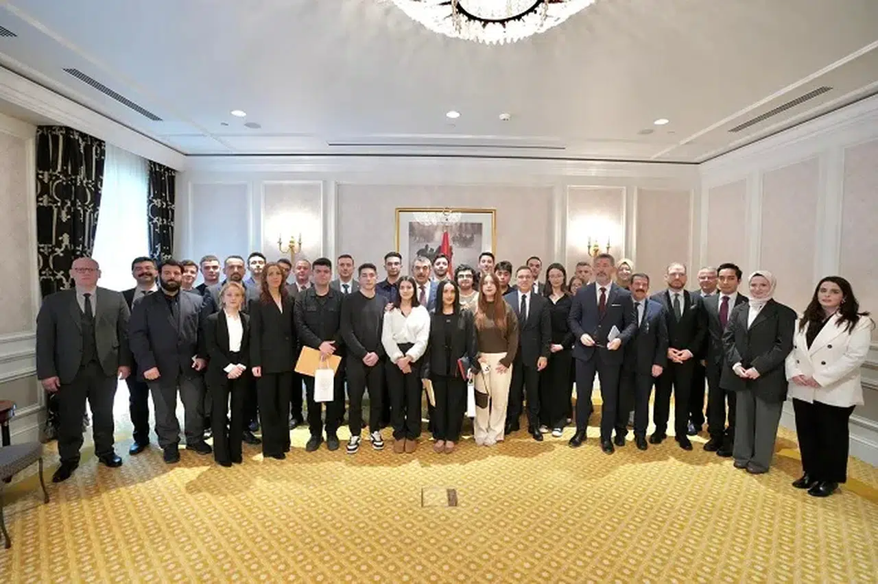 Bakan Tekin Rusya’da Türk Öğrencilerle Buluştu