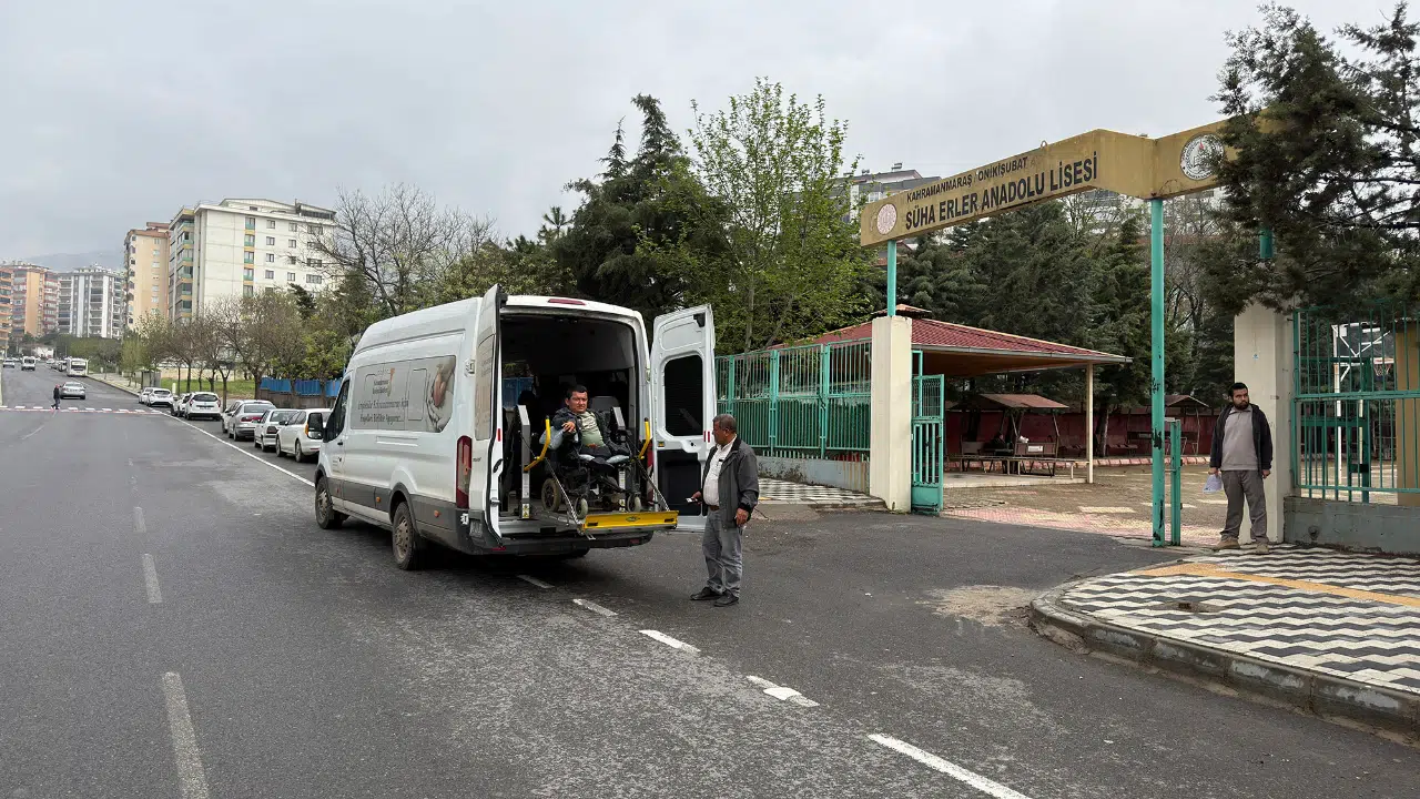 Büyükşehir Belediyesi, Sınav Günü’nde Özel Gereksinimli Bireylerin Yanında Yer Aldı