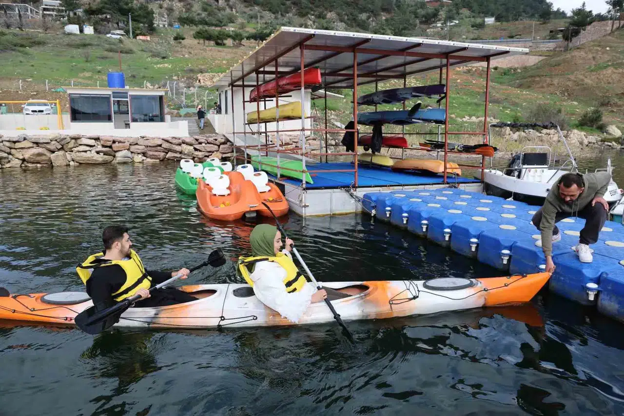 Kılavuzlu Barajı’nda doğa ile iç içe kano keyfi!
