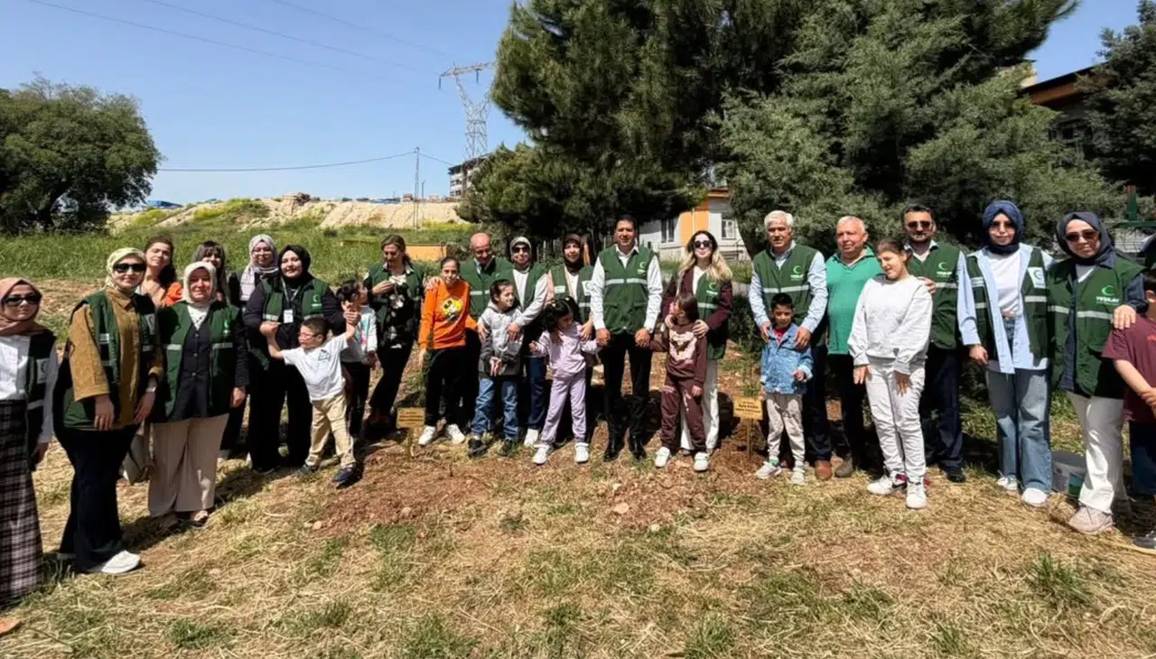 Öğrencilerden Anlamlı Fidan Dikimi