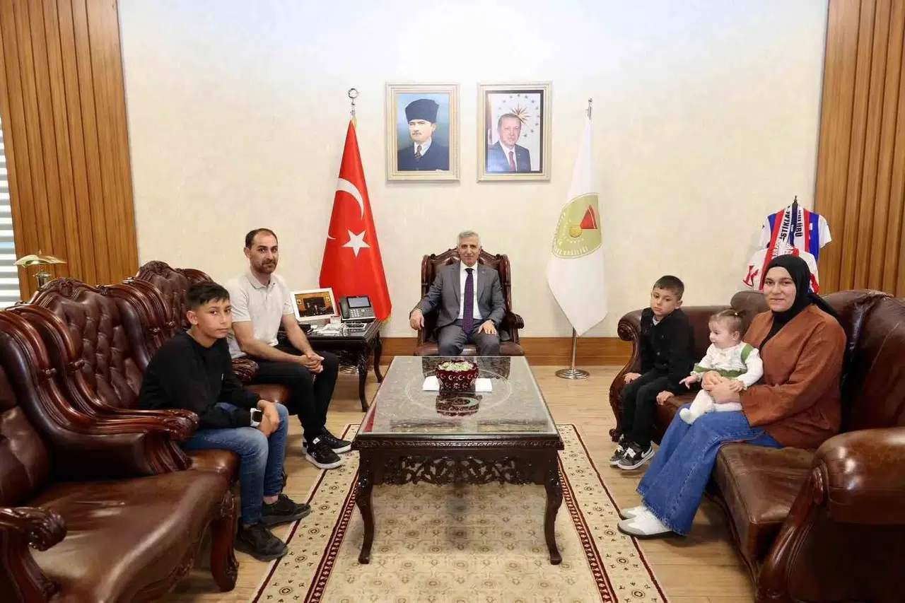 14 Yaşındaki Yusuf’tan Bayrağa Büyük Saygı