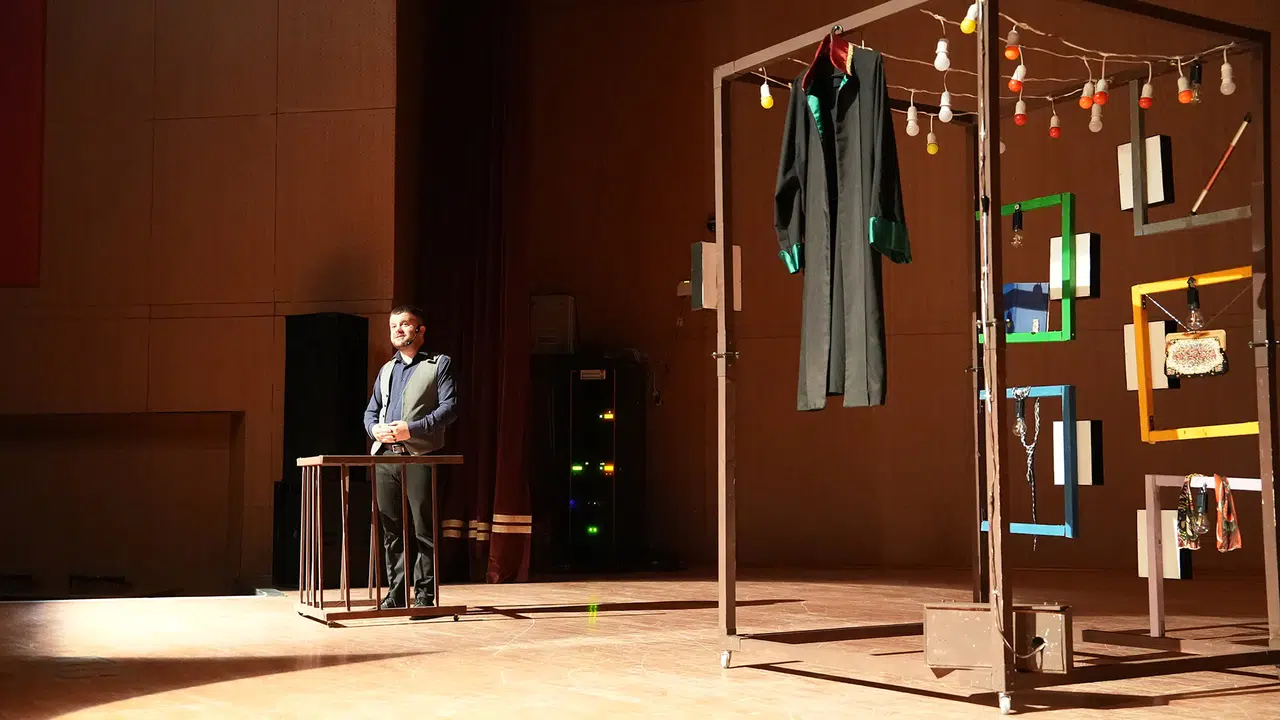 "Posta Kutusu" Tiyatro Oyunu İzleyicilerle Buluştu: İlk Performans Heyecanı!