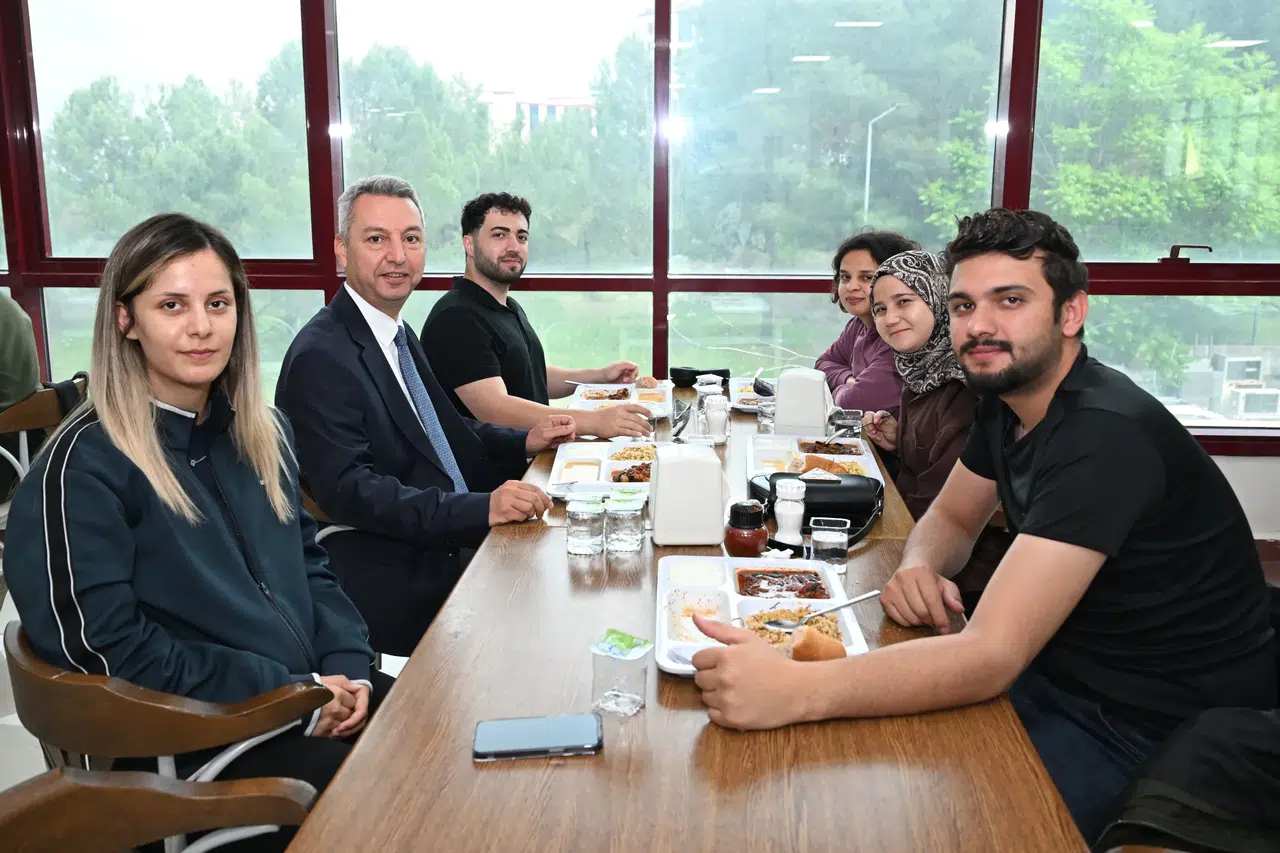 KSÜ Rektörü Prof. Dr. İbrahim Taner Okumuş, Öğrencilerle Keyifli Bir Akşam Yemeğinde Bir Araya Geldi