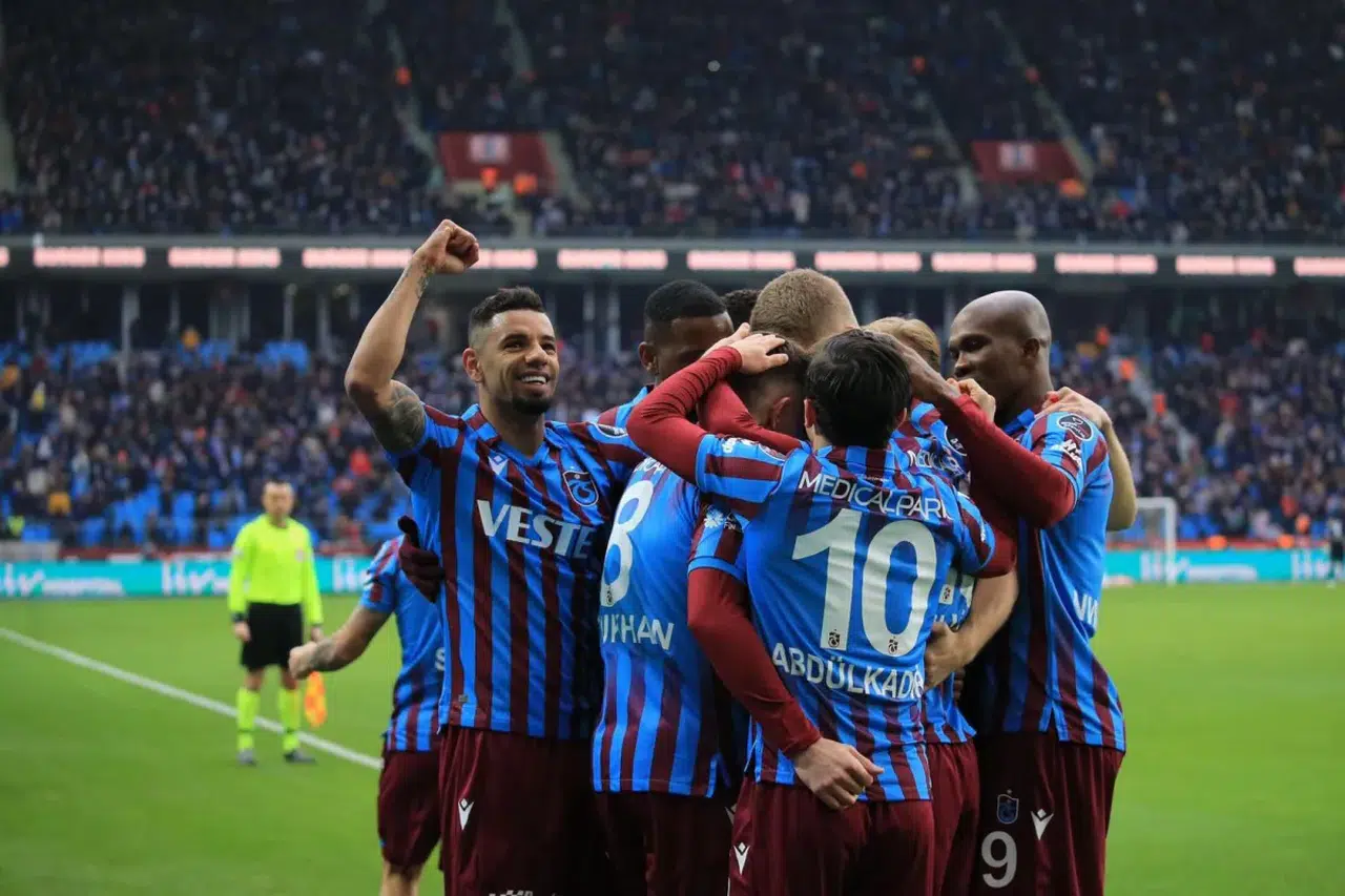 Trabzonspor Sahasında Şokta: Göztepe Trabzon’u Sessizliğe Gömüyor
