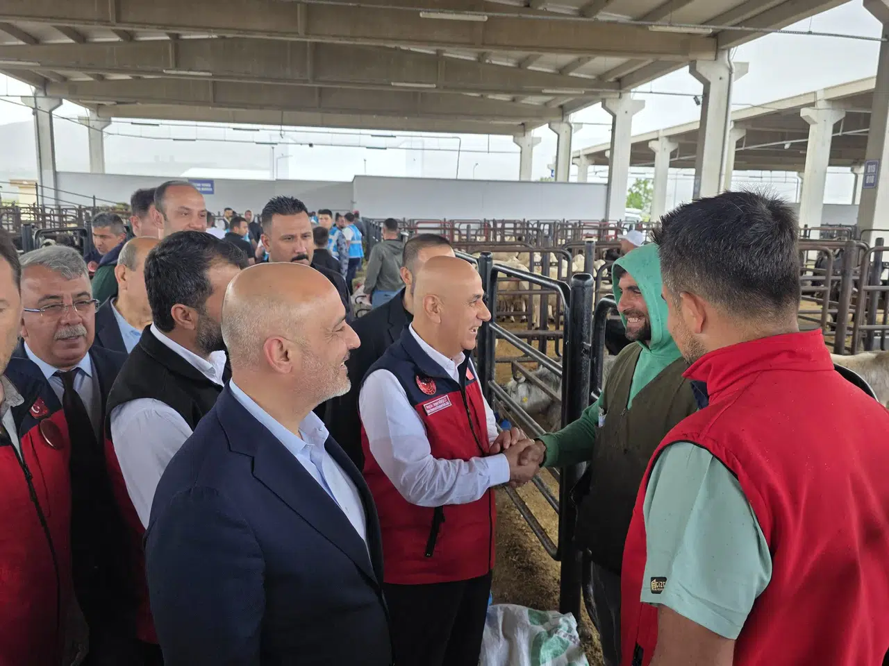 Vahit Kirişci’den Canlı Hayvan Borsası’na Ziyaret