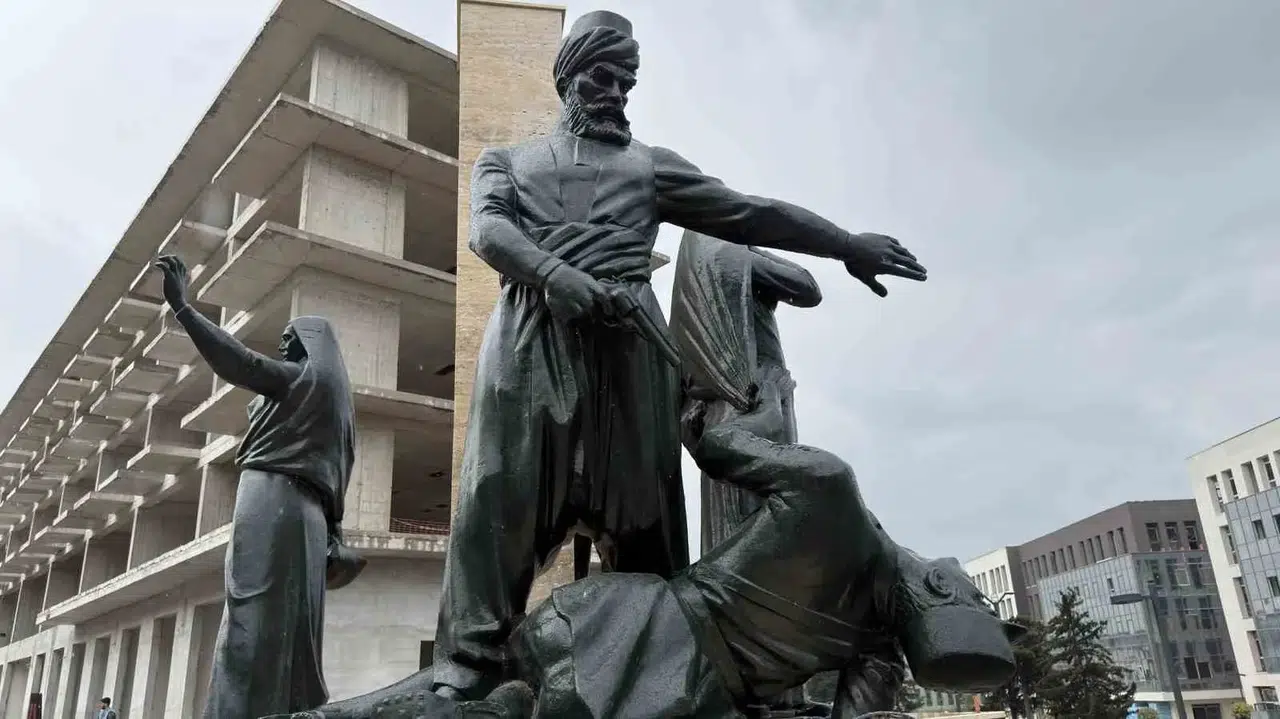 Kıbrıs Meydanı’ndaki anıt yeniden ait olduğu yerde