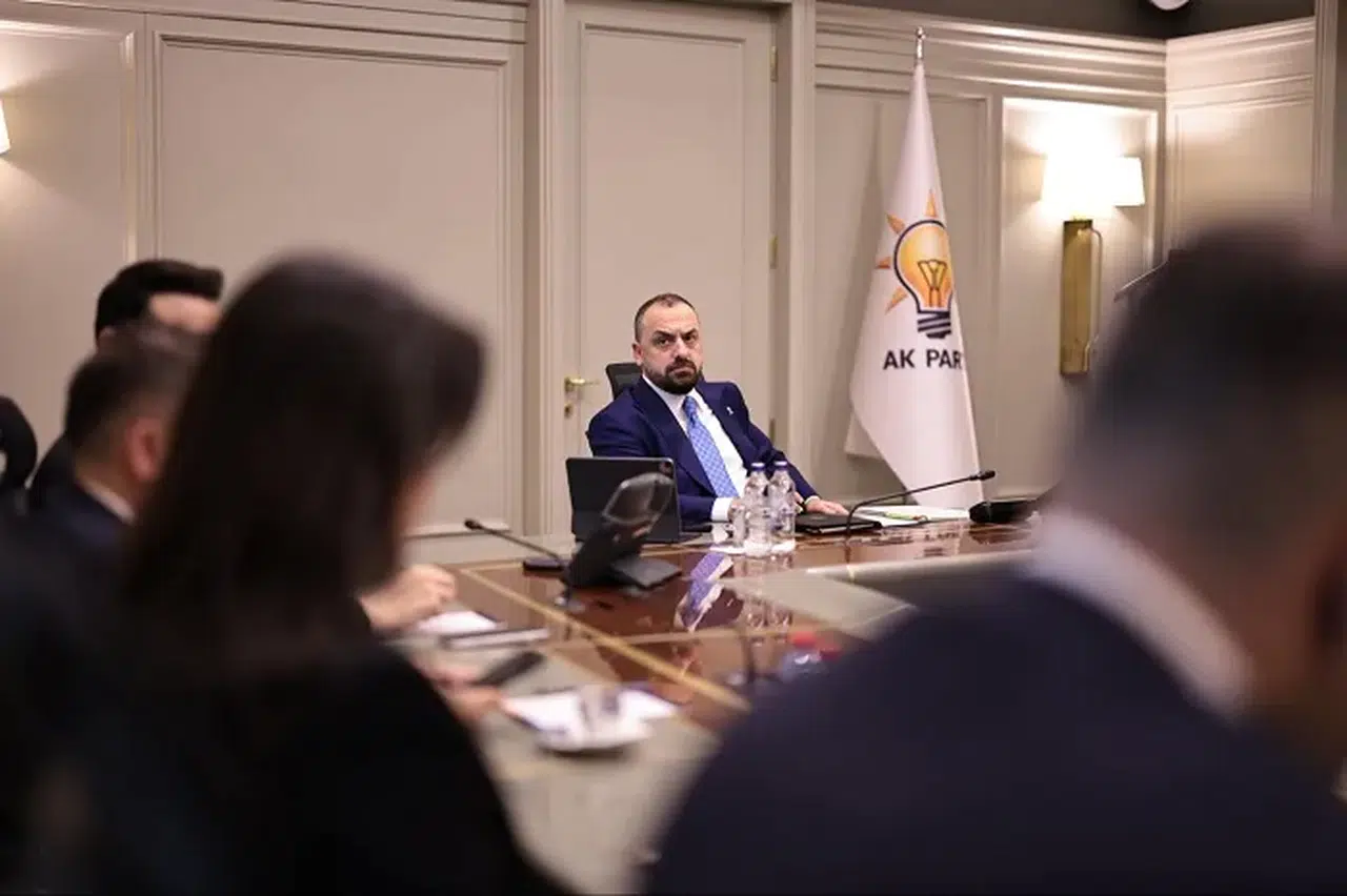 AK Parti'de Yeni Dönem Stratejileri Masaya Yatırıldı