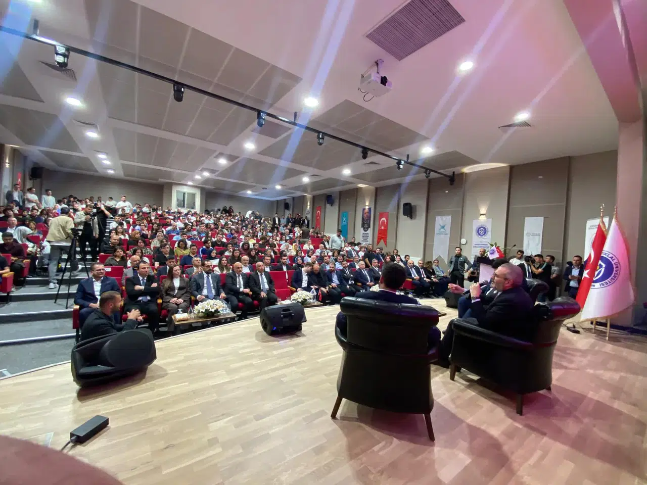 Mahir Ünal İhtisas Akademi’26’da Gençlerle Buluştu