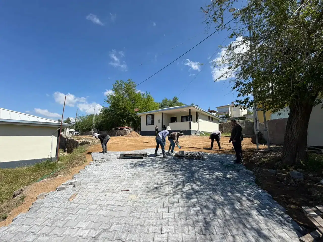 Maksutuşağı’nda kilit parke çalışması sürüyor
