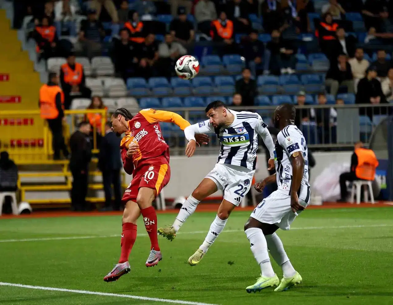 Galatasaray sezonun son maçında Kasımpaşa'ya yenildi
