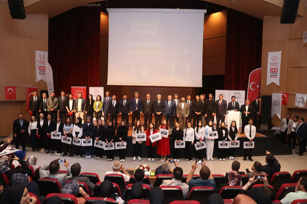 Gençler Kürsüde Projesi'nin İl Finali Büyük Bir Katılımla Düzenlendi!