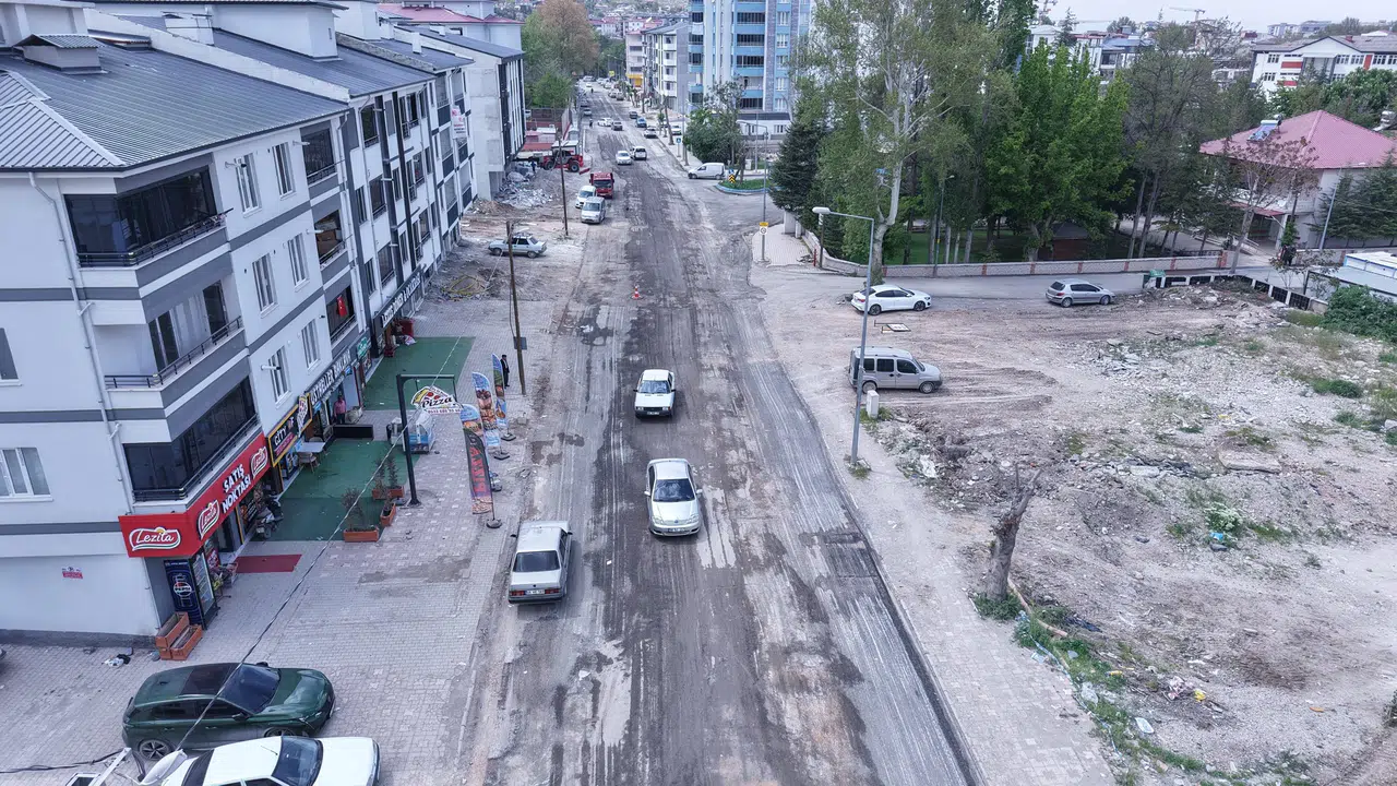 Elbistan'ın Can Damarı: Pınarbaşı Caddesi Büyükşehir Belediyesi ile Yeniden Canlanıyor!