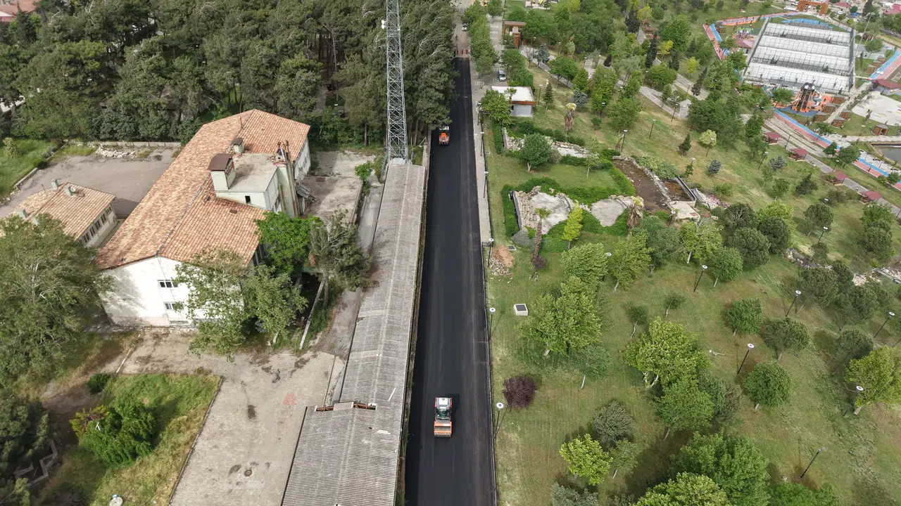 Kahramanmaraş'ta Büyükşehir Belediyesi asfalt seferberliğiyle yolları yeniliyor